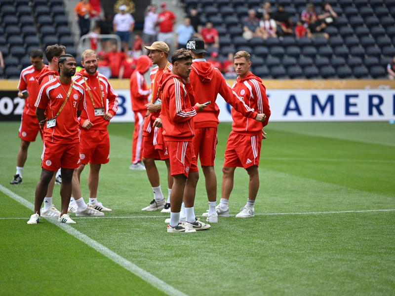 Bislang war die Ersatzbank der WM-Stammplatz von Jamal Musiala. Neben ihm der inzwischen angereiste Leroy Sané (l). - Foto: Sven Hoppe/dpa