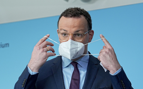 Unions-Fraktionschef Jens Spahn verteidigt seine Masken-Politik während der Pandemie. (Archivbild) - Foto: Michael Kappeler/dpa