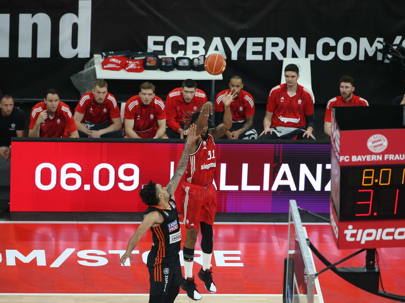 Fieberten auf der Tribüne mit: Uli Hoeneß und Herbert Hainer. - Foto: Matthias Stickel/dpa