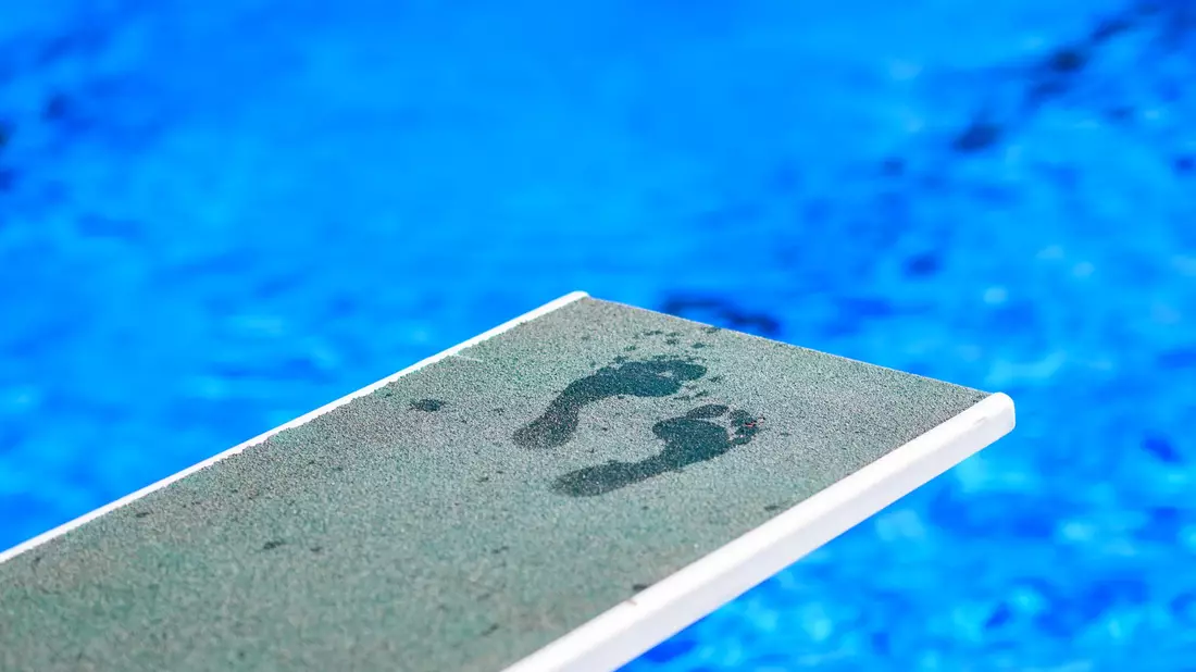 Je nach Region dauert der Weg ins nächste Freibad deutlich länger. (Symbolbild) - Bild: Julian Stratenschulte/dpa