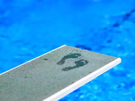 Je nach Region dauert der Weg ins nächste Freibad deutlich länger. (Symbolbild) - Foto: Julian Stratenschulte/dpa