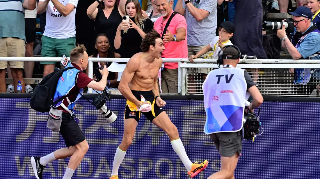 Armand Duplantis jubelt über seinen Weltrekord. - Bild: Jonas Ekströmer/TT News Agency/AP/dpa