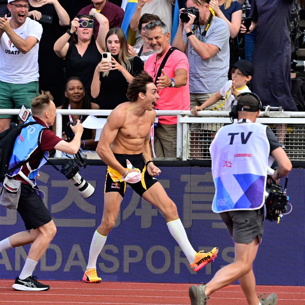 Armand Duplantis jubelt über seinen Weltrekord. - Foto: Jonas Ekströmer/TT News Agency/AP/dpa