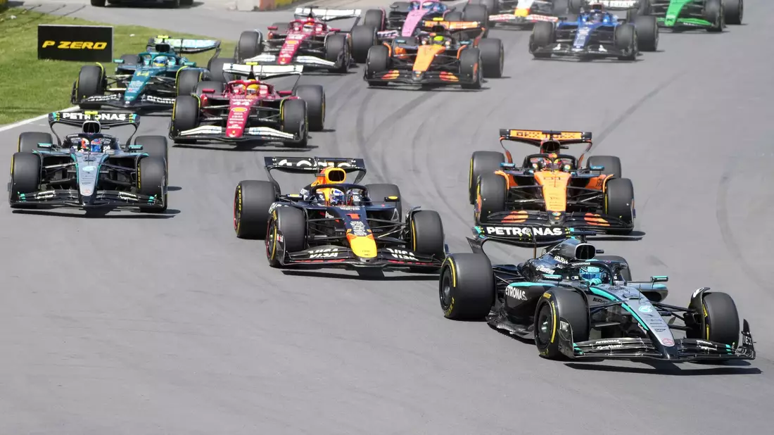George Russell behauptet sich am Start vor Max Verstappen. - Bild: Christinne Muschi/The Canadian Press/AP/dpa