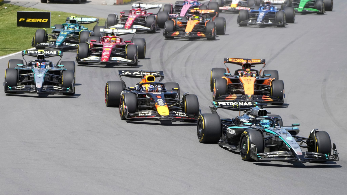 George Russell behauptet sich am Start vor Max Verstappen. - Foto: Christinne Muschi/The Canadian Press/AP/dpa