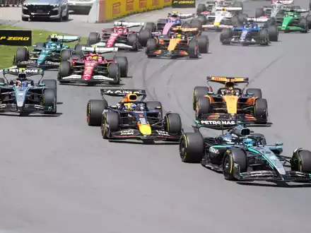 George Russell behauptet sich am Start vor Max Verstappen. - Foto: Christinne Muschi/The Canadian Press/AP/dpa