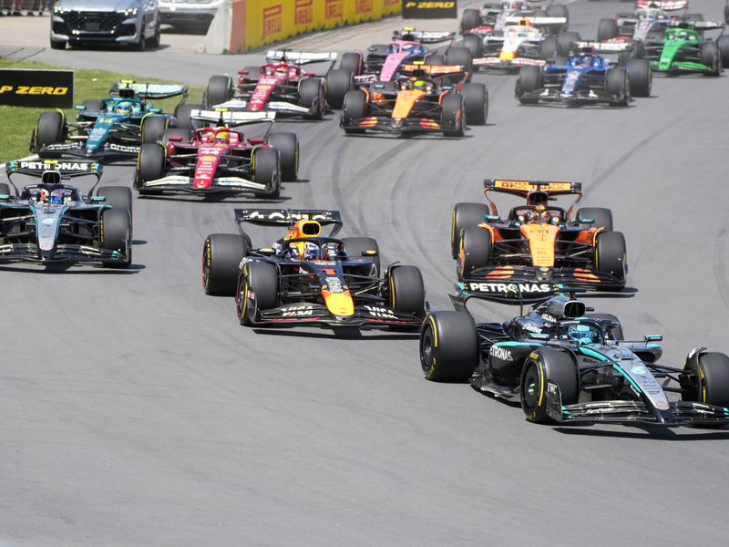 George Russell behauptet sich am Start vor Max Verstappen. - Foto: Christinne Muschi/The Canadian Press/AP/dpa