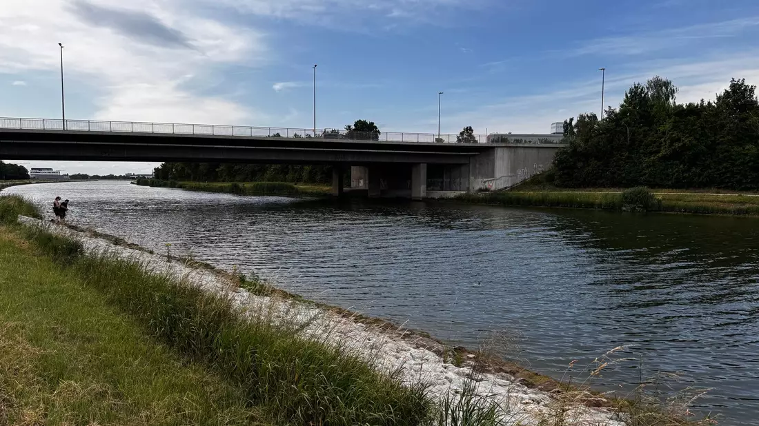 Ein Junge ist tot im Main-Donau-Kanal in Nürnberg gefunden worden. - Bild: Sven Grundmann/NEWS5/dpa