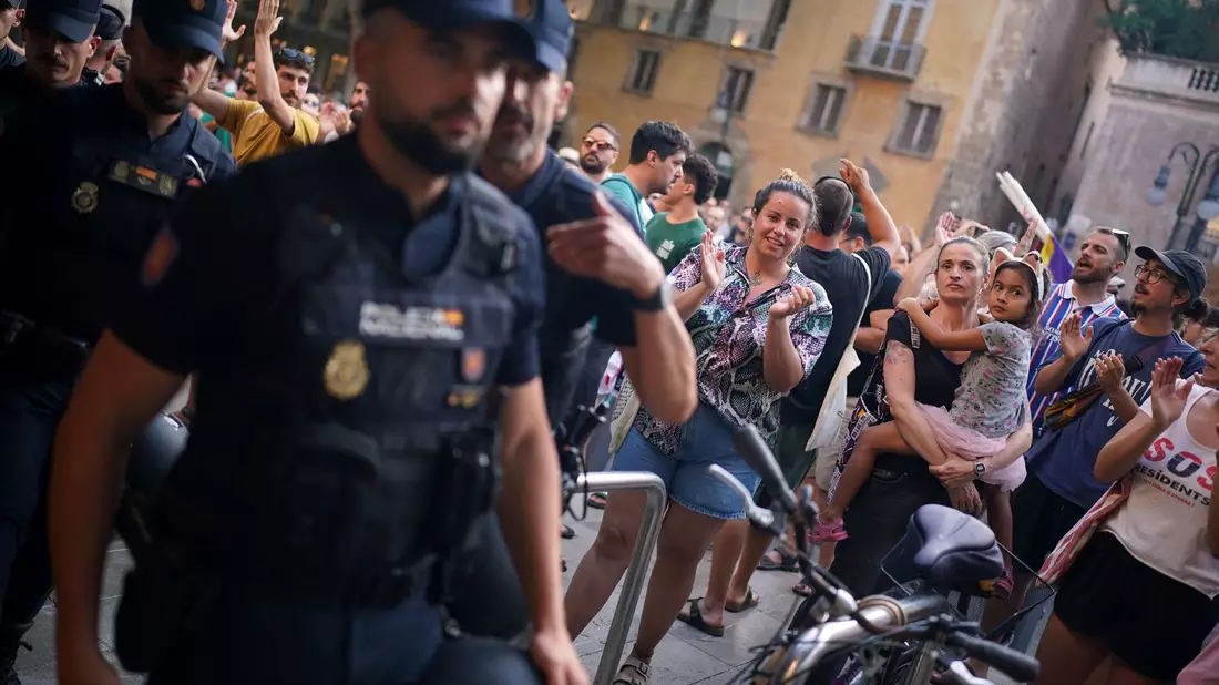 Laut Polizeischätzung waren es circa 8.000 Teilnehmer. - Bild: Joan Mateu Parra/AP/dpa