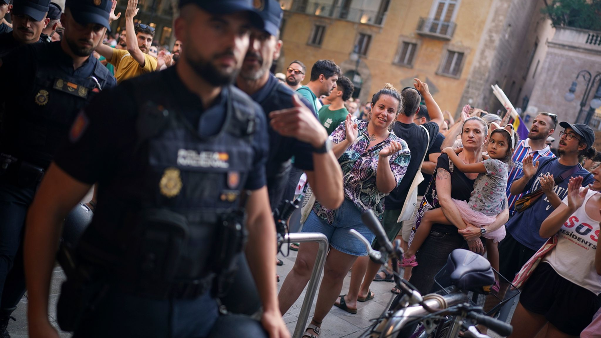 Laut Polizeischätzung waren es circa 8.000 Teilnehmer. - Foto: Joan Mateu Parra/AP/dpa