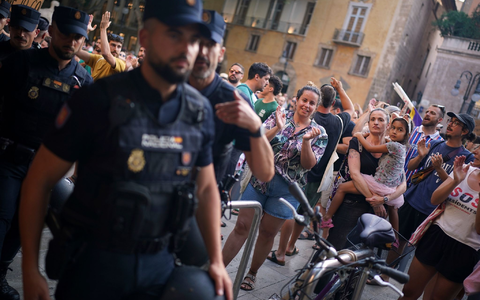 Laut Polizeischätzung waren es circa 8.000 Teilnehmer. - Foto: Joan Mateu Parra/AP/dpa