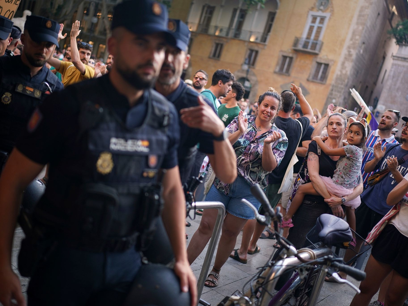 Laut Polizeischätzung waren es circa 8.000 Teilnehmer. - Foto: Joan Mateu Parra/AP/dpa