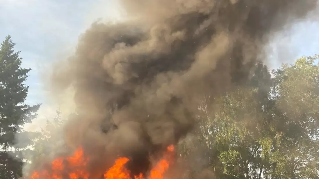 FW-OB: Brand auf der Duisburger Straße - Gartenlaube und mehrere Garagen betroffen - Bild: presseportal.de