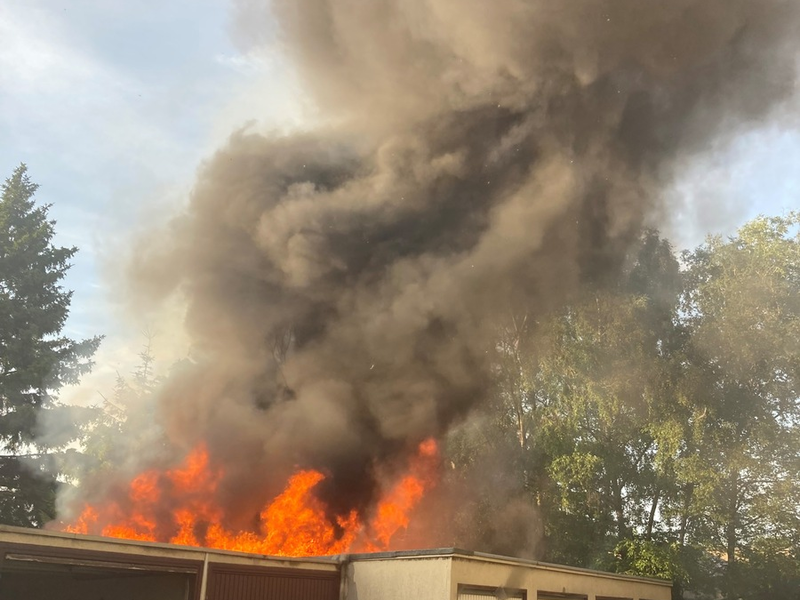 FW-OB: Brand auf der Duisburger Straße - Gartenlaube und mehrere Garagen betroffen - Foto: presseportal.de