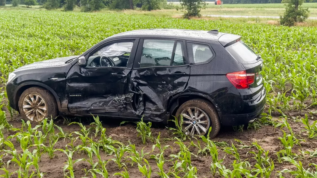 FW Lüchow-Dannenberg: +++ Zwei SUV's kollidieren nahe Klein Gusborn +++ Fünf Personen z.T. schwer verletzt +++ Landesstraße zeitweise voll gesperrt +++ - Bild: presseportal.de