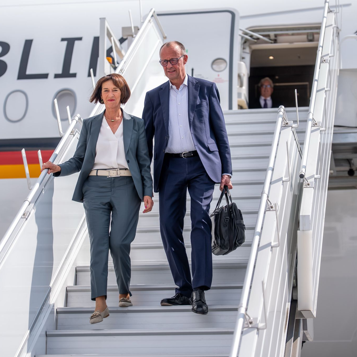 Steven Crowchild von der indigenen Tsuut’ina Nation begrüßte Kanzler Friedrich Merz in Calgary. - Foto: Michael Kappeler/dpa