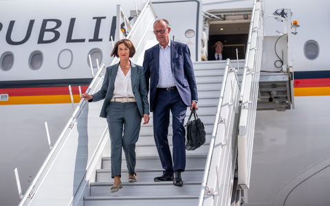 Steven Crowchild von der indigenen Tsuut’ina Nation begrüßte Kanzler Friedrich Merz in Calgary. - Foto: Michael Kappeler/dpa