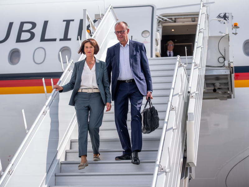 Steven Crowchild von der indigenen Tsuut’ina Nation begrüßte Kanzler Friedrich Merz in Calgary. - Foto: Michael Kappeler/dpa
