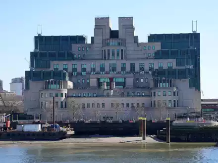 Erstmals soll eine Frau den Auslandsgeheimdienst MI6 leiten. (Archivbild) - Foto: Kin Cheung/AP/dpa