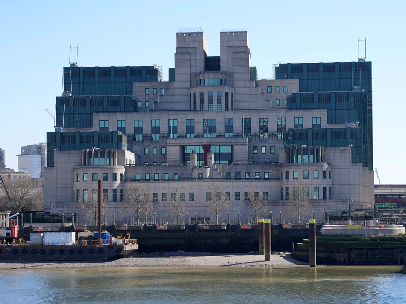 Erstmals soll eine Frau den Auslandsgeheimdienst MI6 leiten. (Archivbild) - Foto: Kin Cheung/AP/dpa