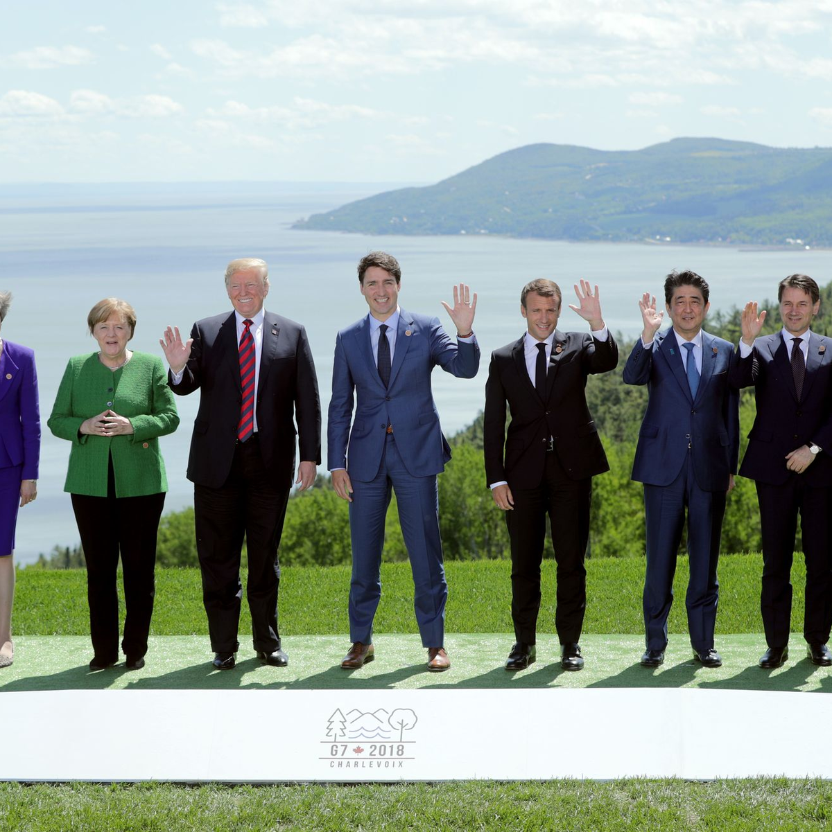Beim traditionellen Familienfoto zeigten die Staats- und Regierungschefs sich gut gelaunt - doch später ließ US-Präsident Donald Trump den Gipfelkompromiss platzen. (Archivbild)  - Foto: Michael Kappeler/dpa