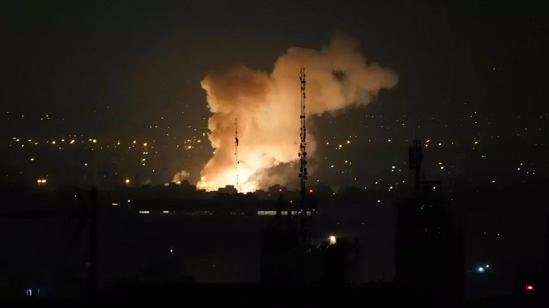 Israel nimmt nicht nur die iranischen Atomanlagen ins Visier. - Bild: Vahid Salemi/AP/dpa
