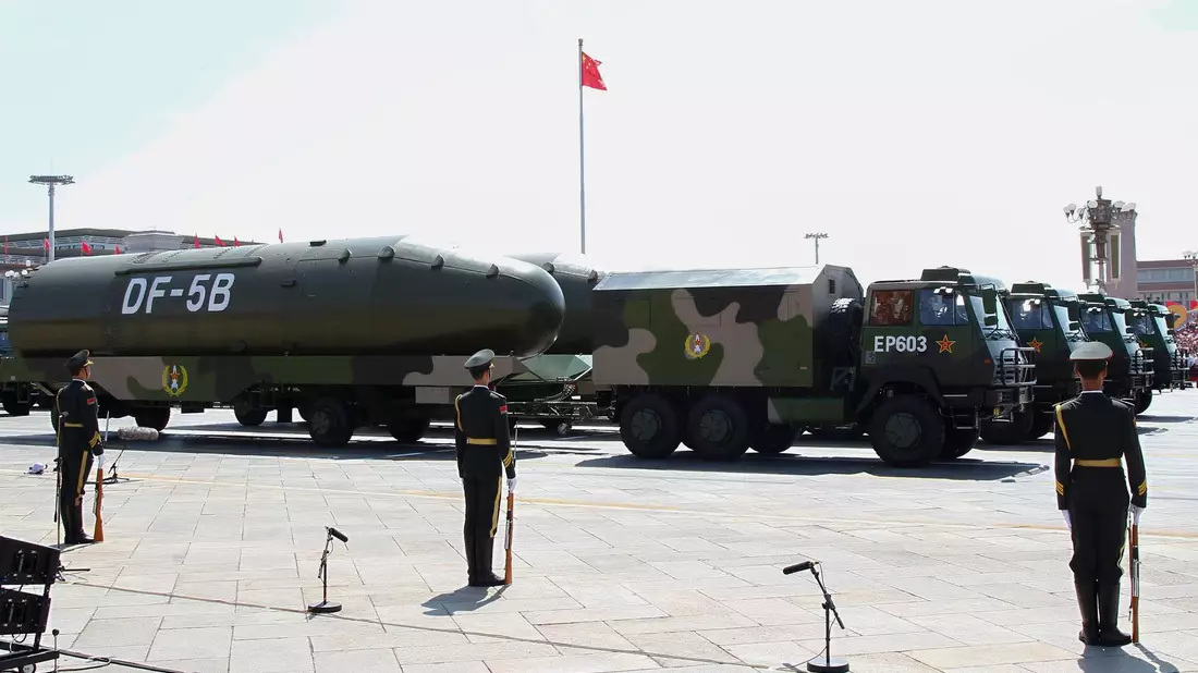 Chinesische Militärfahrzeuge mit Atomraketen während einer Parade in Peking. (Archivbild) - Bild: Rolex Dela Pena/Pool/EPA/POOL/dpa