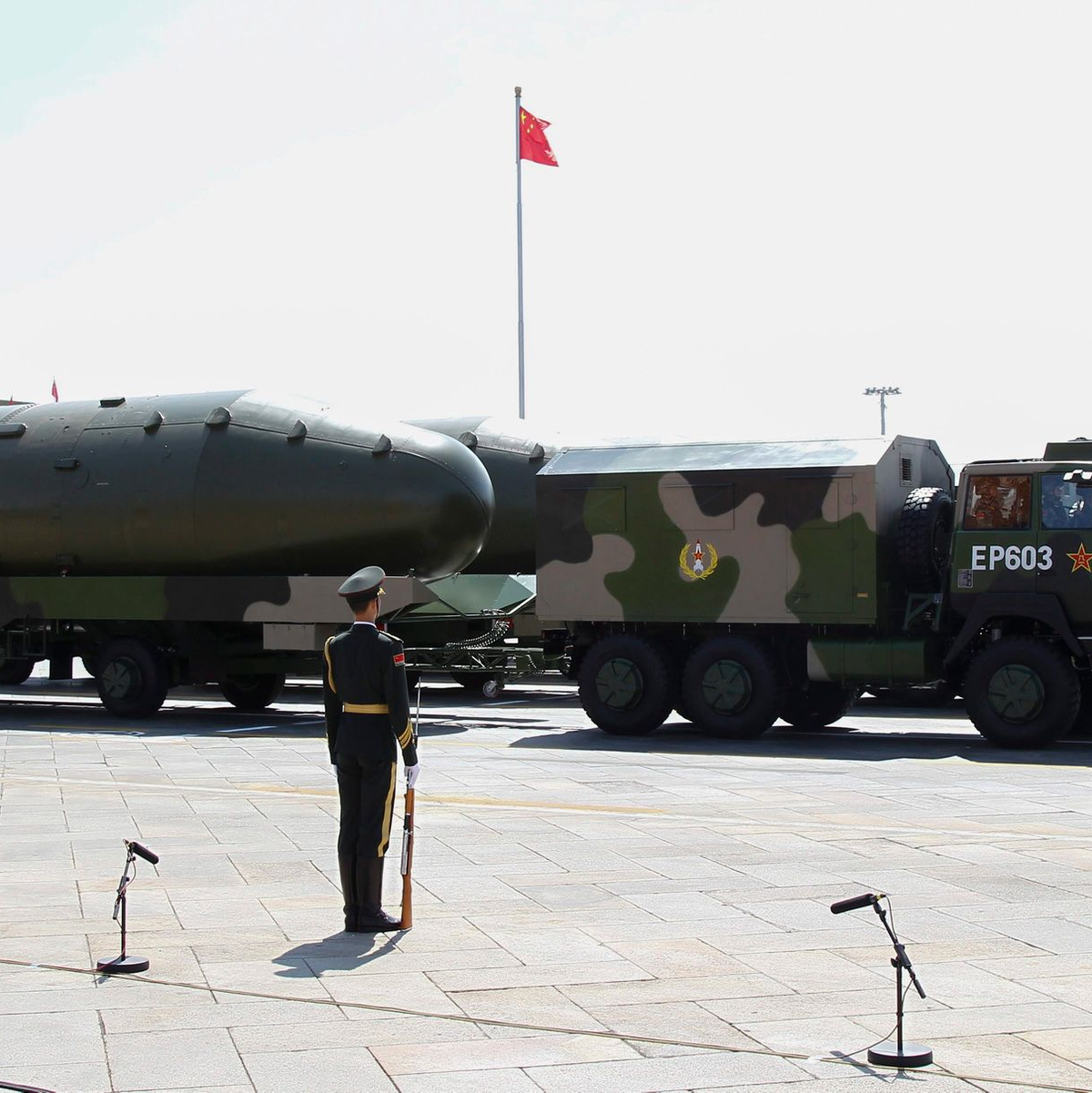 Chinesische Militärfahrzeuge mit Atomraketen während einer Parade in Peking. (Archivbild) - Foto: Rolex Dela Pena/Pool/EPA/POOL/dpa