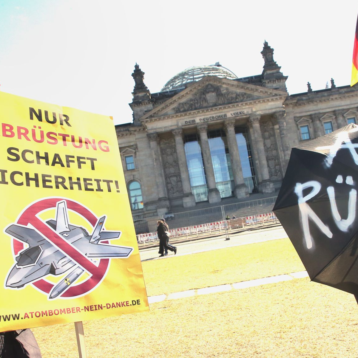 In Deutschland wird immer wieder gegen Atomwaffen demonstriert. (Archivbild) - Foto: Wolfgang Kumm/dpa