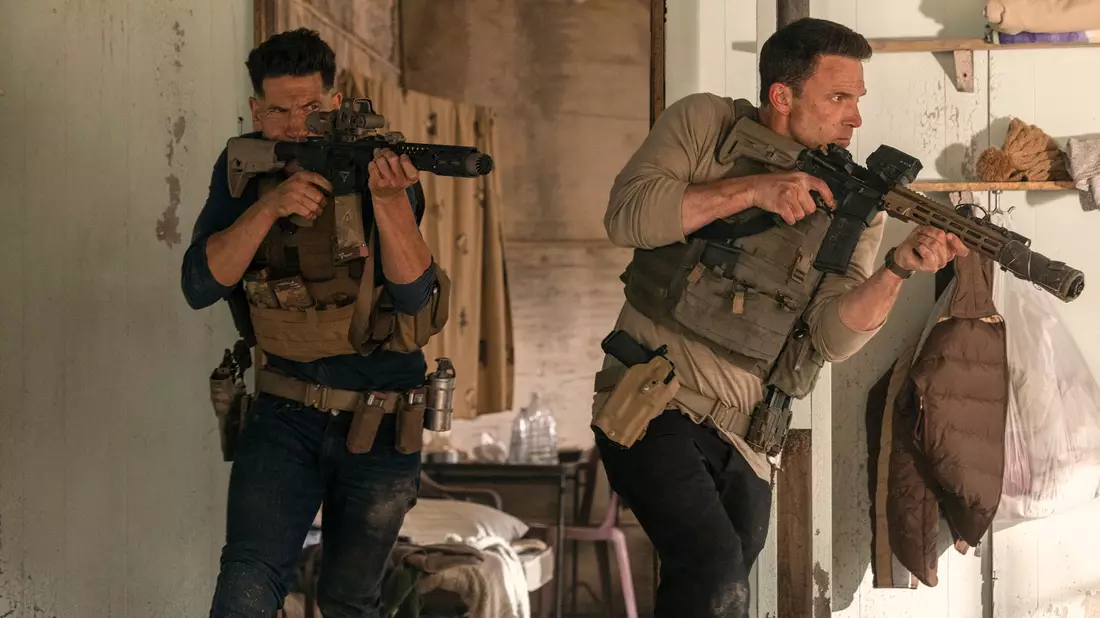 Brax und Christian Wolff räumen auf. - Bild: Warrick Page/Amazon Prime Video/dpa