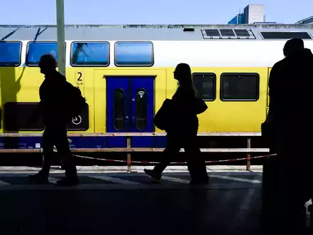 Erneut streiten Bund und Länder über die Finanzierung des Deutschlandtickets. (Symbolbild) - Foto: Julian Stratenschulte/dpa