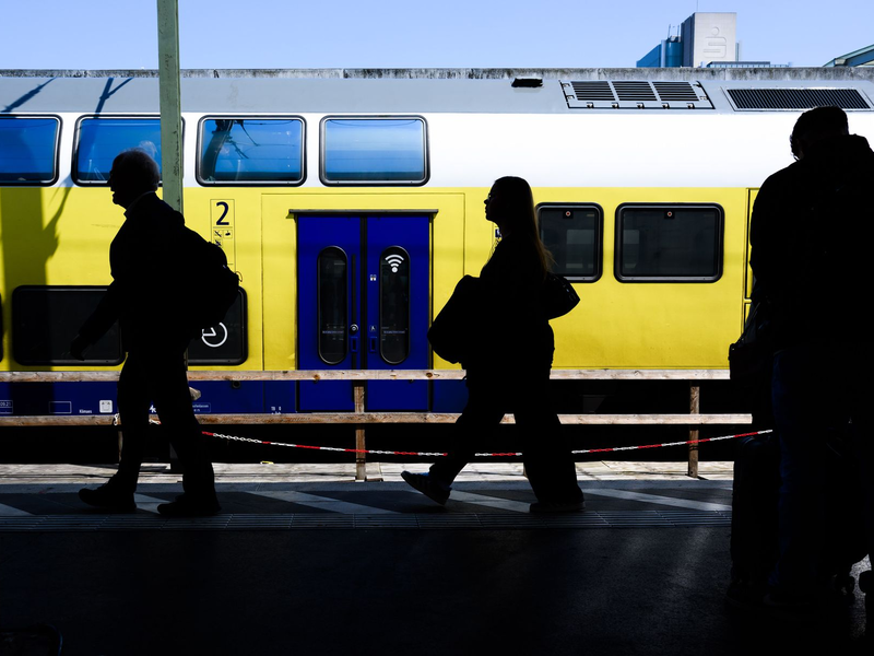 Nutzerinnen und Nutzer müssen sich ab 2029 auf einen deutlich höheren Preis beim Deutschlandticket einstellen. (Symbolbild) - Foto: Julian Stratenschulte/dpa