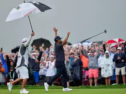 Spaun jubelt nach dem 20-Meter-Putt zum Sieg. - Foto: Carolyn Kaster/AP/dpa