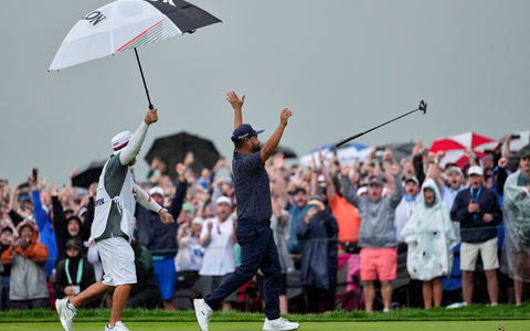 Spaun jubelt nach dem 20-Meter-Putt zum Sieg. - Foto: Carolyn Kaster/AP/dpa