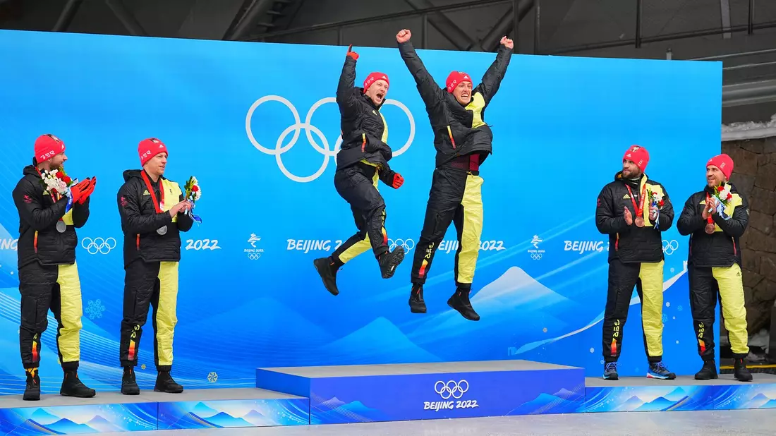 Thorsten Margis (4 v l) wechselt ins Team Johannes Lochner (l) und fährt dann gegen Goldmedaillengewinner Francesco Friedrich.  - Bild: Michael Kappeler/dpa