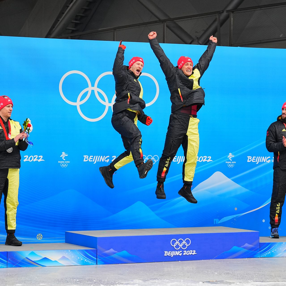 Thorsten Margis (4 v l) wechselt ins Team Johannes Lochner (l) und fährt dann gegen Goldmedaillengewinner Francesco Friedrich.  - Foto: Michael Kappeler/dpa