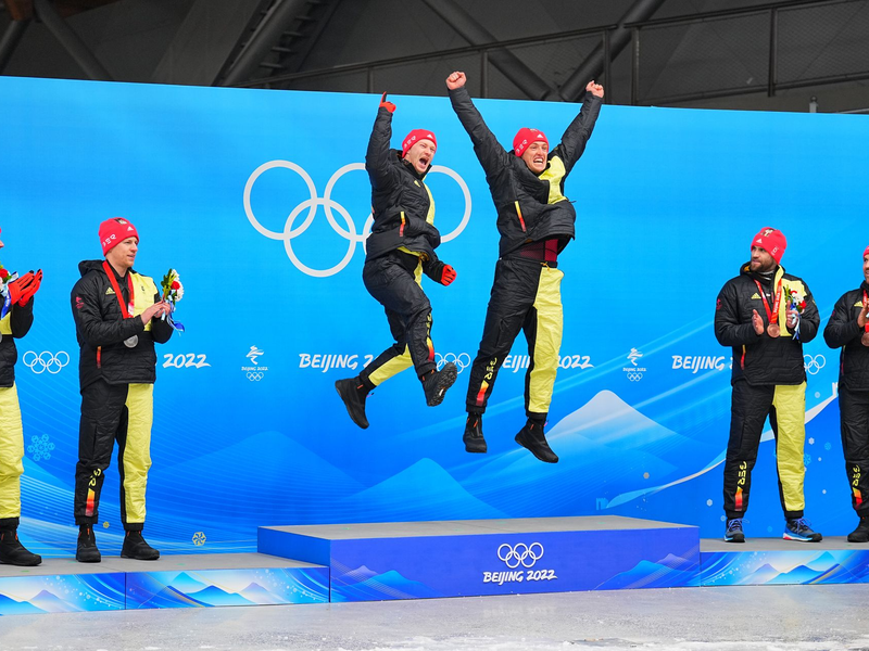 Thorsten Margis (4 v l) wechselt ins Team Johannes Lochner (l) und fährt dann gegen Goldmedaillengewinner Francesco Friedrich.  - Foto: Michael Kappeler/dpa