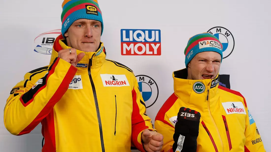 Thorsten Margis (l) will nun Olympia-Gold mit Team Johannes Lochner und fährt dann gegen seinen eisntigen Pilotne Francesco Friedrich. - Bild: Jeff Swinger/AP/dpa