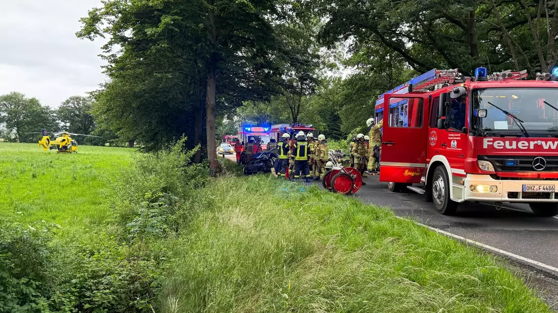 FW Osterholz-Scharm.: Verkehrsunfall mit eingeklemmter Person in Teufelsmoor - Bild: presseportal.de