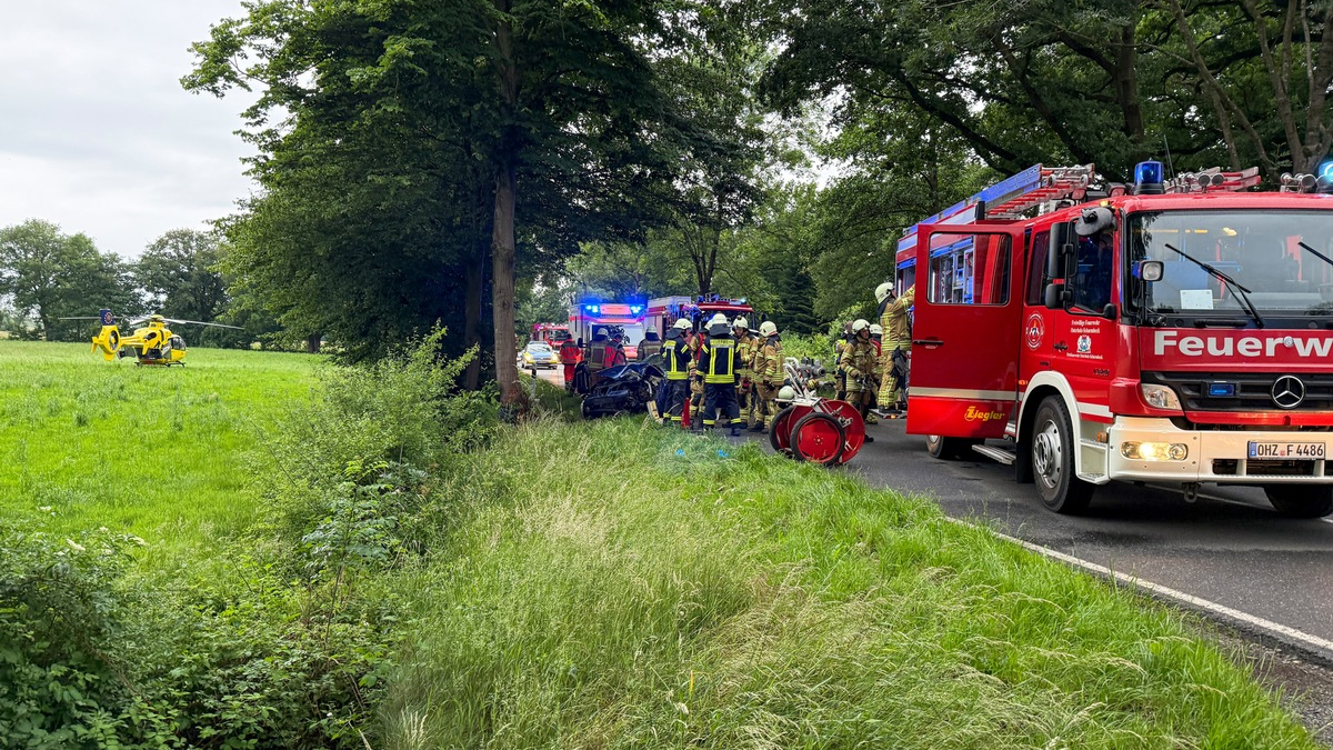 FW Osterholz-Scharm.: Verkehrsunfall mit eingeklemmter Person in Teufelsmoor - Foto: presseportal.de