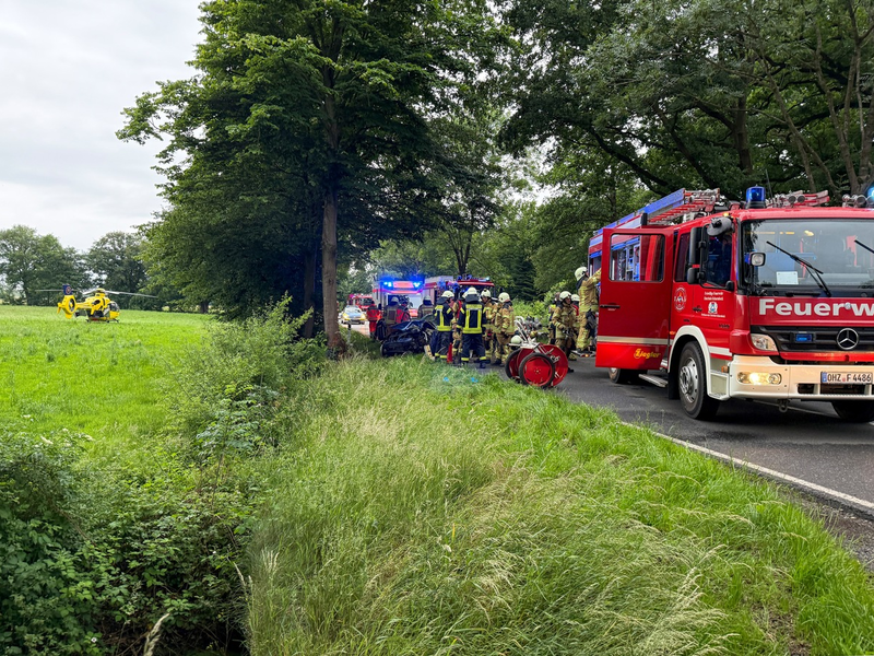 FW Osterholz-Scharm.: Verkehrsunfall mit eingeklemmter Person in Teufelsmoor - Foto: presseportal.de
