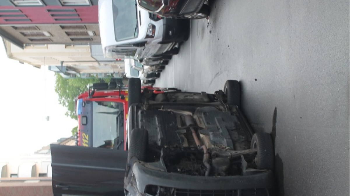 POL-KR: Fahrzeug liegt nach Verkehrsunfall auf der Seite - zunächst flüchtiger Fahrer war betrunken - Foto: presseportal.de