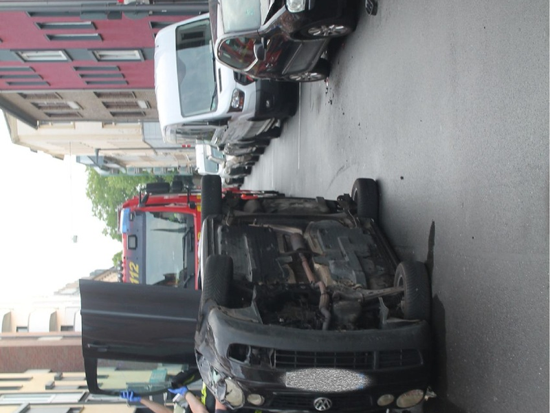 POL-KR: Fahrzeug liegt nach Verkehrsunfall auf der Seite - zunächst flüchtiger Fahrer war betrunken - Foto: presseportal.de