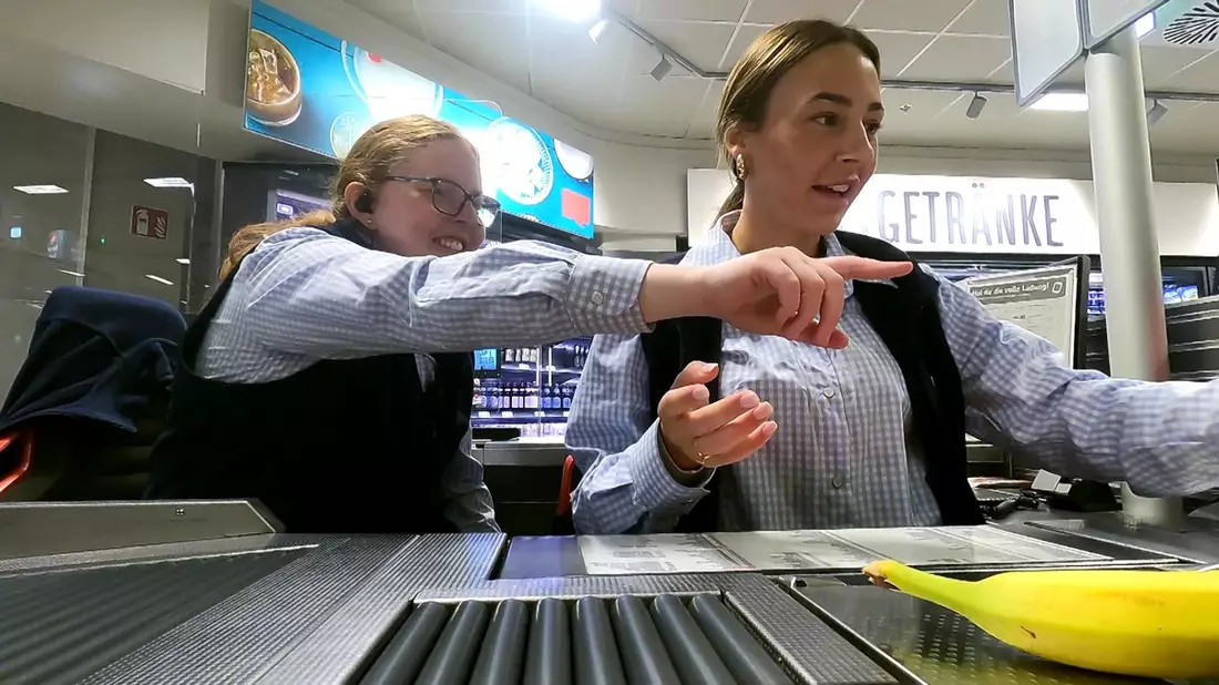 Diese Woche bei Unser Supermarkt - mit Herz und Humor: Alessia an der Kasse - Bild: presseportal.de