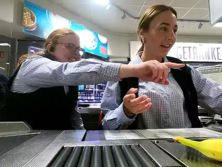 Diese Woche bei Unser Supermarkt - mit Herz und Humor: Alessia an der Kasse - Foto: presseportal.de
