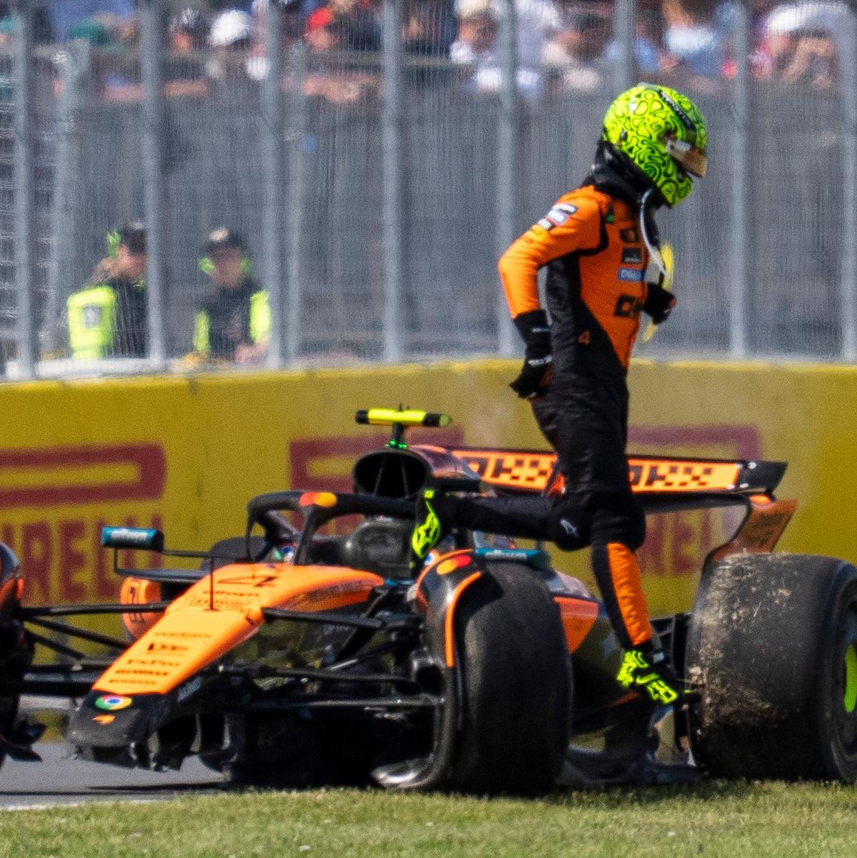 Nach dem Unfall war der McLaren von Lando Norris nur noch Schrott. - Foto: Christopher Katsarov/The Canadian Press via AP/dpa