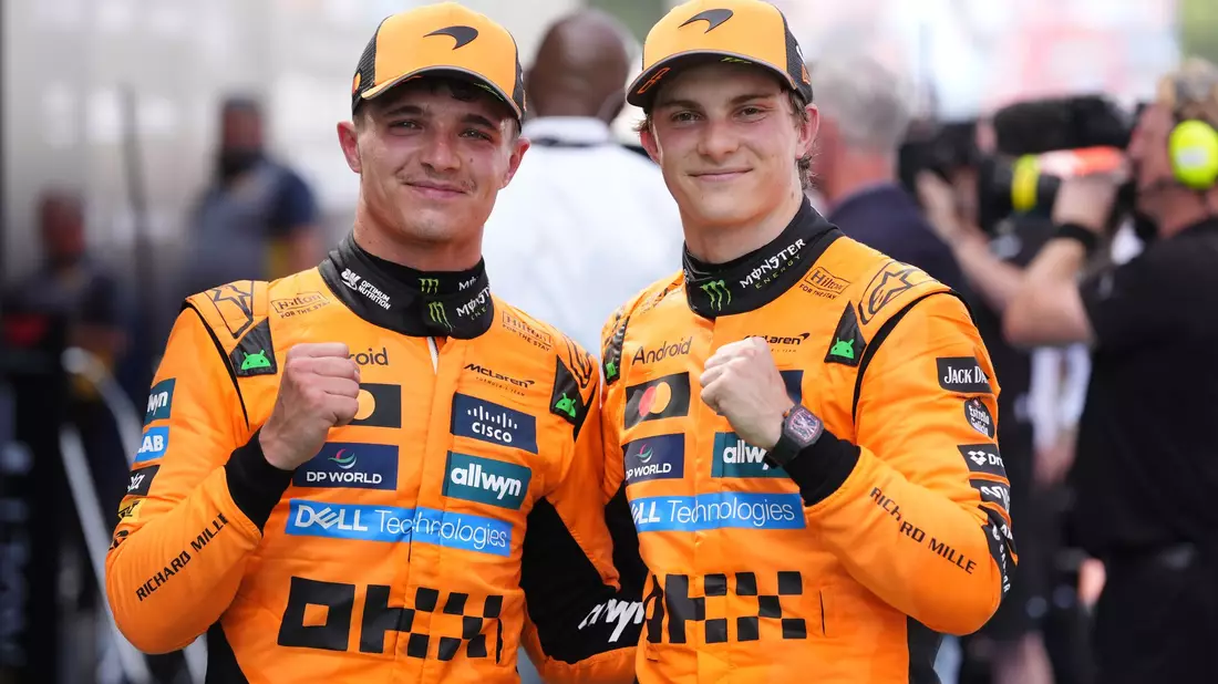 Oscar Piastri (rechts) und Lando Norris führen weiter in der Gesamtwertung. - Bild: Bradley Collyer/PA Wire/dpa