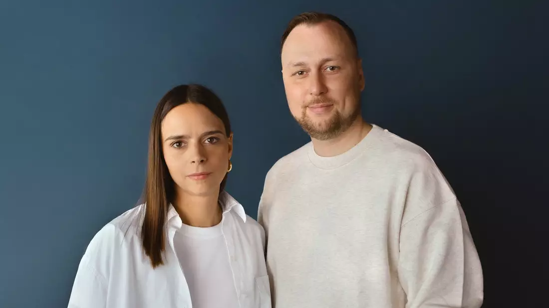 Host-Wechsel bei 11KM: der tagesschau-Podcast / Elena Kuch und David Krause folgen auf Victoria Koopmann - Bild: presseportal.de