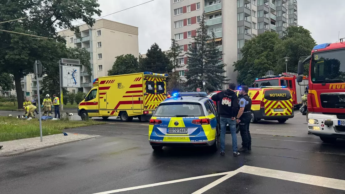 FW Dresden: Tödlicher Verkehrsunfall - Motorradfahrer verstirbt an der Einsatzstelle - Bild: presseportal.de