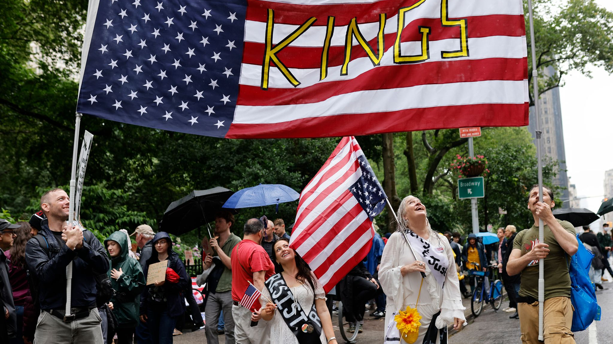 «No Kings» (Keine Könige) war das übergreifende Motto der Proteste.  - Foto: Stefan Jeremiah/AP/dpa